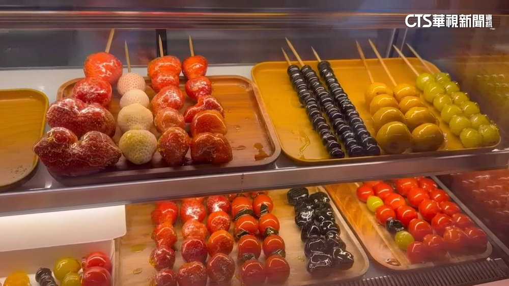 1天限3串！　草莓糖葫蘆1串599　業者：白草莓成本高