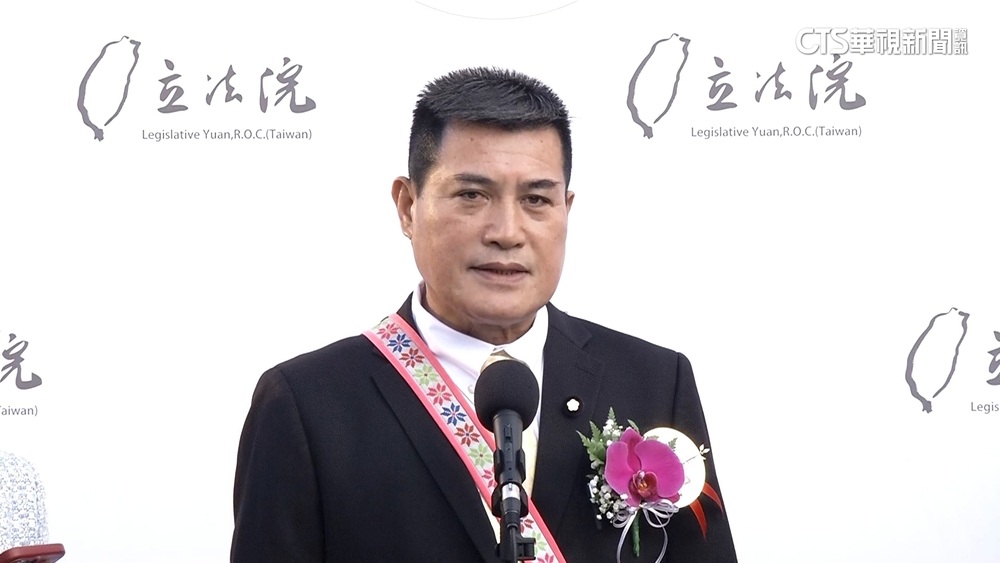 跟立院龍頭戰比吸睛　立委群報到出奇招搏版面