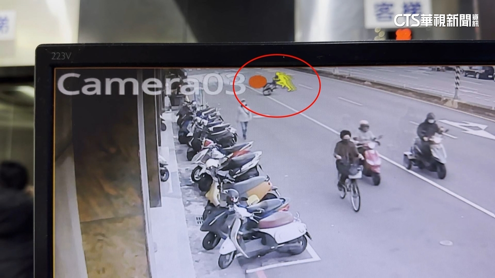 尖峰時段「路面水管爆裂」　3騎士趕上班摔傷送醫