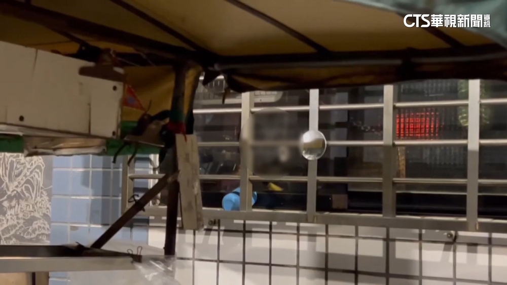 曾有糾紛！公寓外驚見「鬼臉照」　附近夜歸居民嚇壞