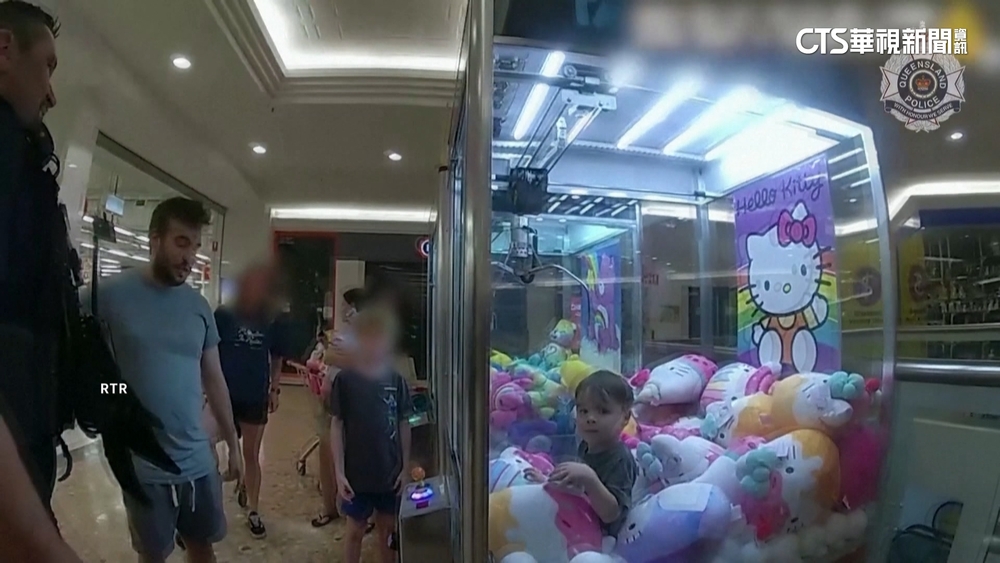 老爸快急死！　澳3歲男童困夾娃娃機　冷靜獲警讚