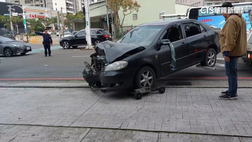 桃園鬧區警匪衝突！通緝犯拒捕逆向撞　4警受傷