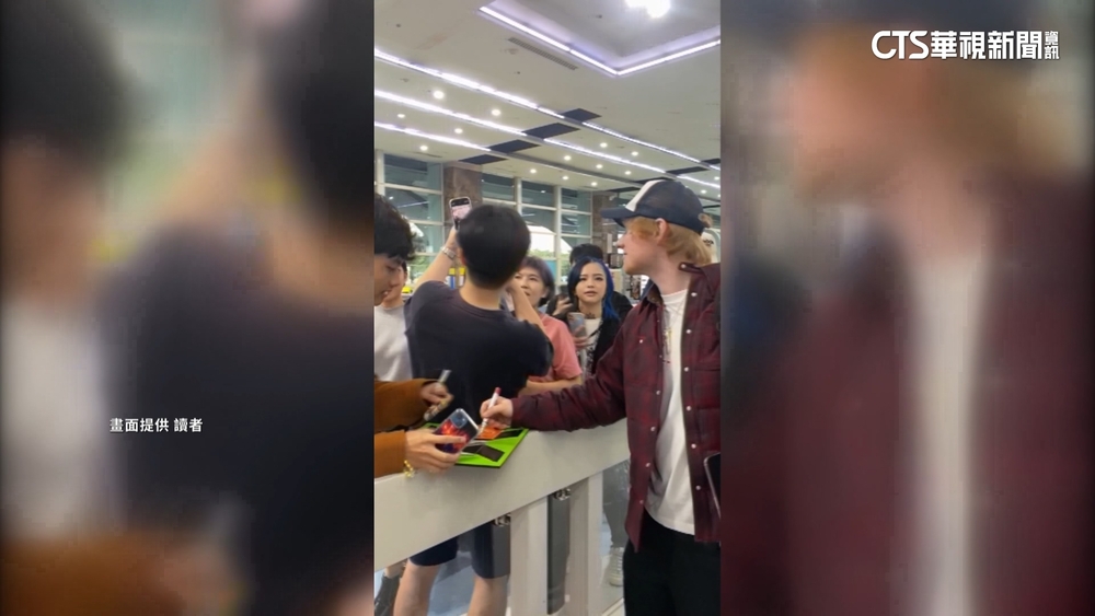 英巨星「紅髮艾德」高雄開唱！　今抵小港機場粉絲嗨翻