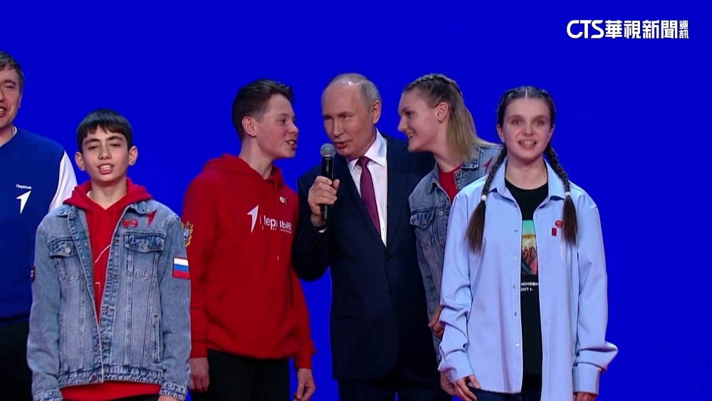 展現親和力！　普丁與學童青年大會輪番獻唱國歌