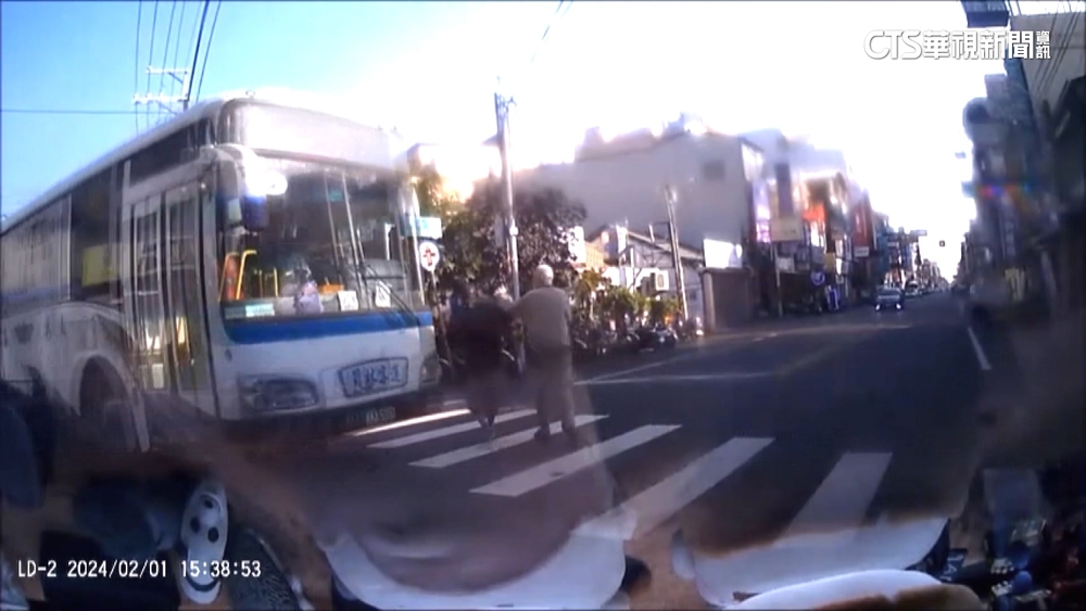 恐怖車禍！　老夫妻牽手過馬路遭撞1死1重傷