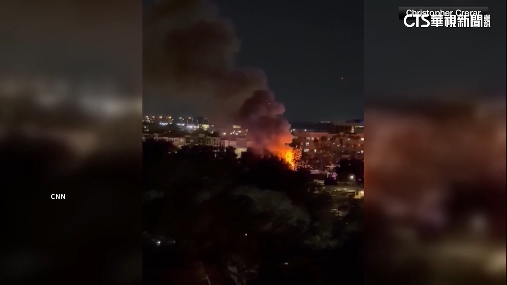 美小飛機墜毀佛州住宅區　多間房屋起火.數人傷亡