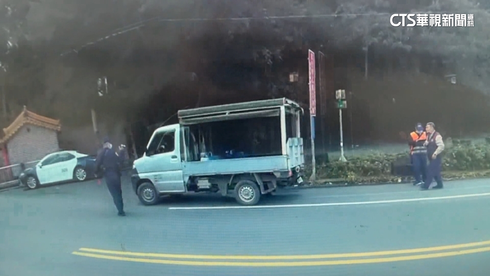 武界「滿江紅」超夯！　警查白牌車.揪出16車違規