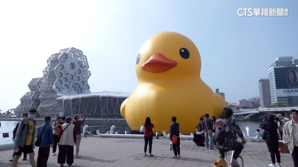 警顧黃小鴨爆「沒便當吃」　警局：行動補給站供餐