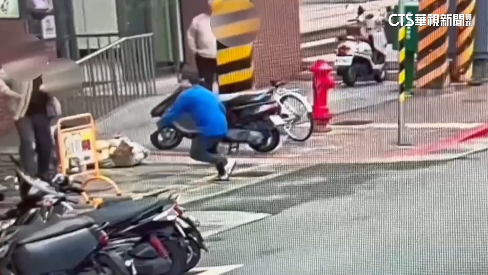 恐怖！工人屋頂抓漏圖方便　「防火綿」從天降砸傷婦