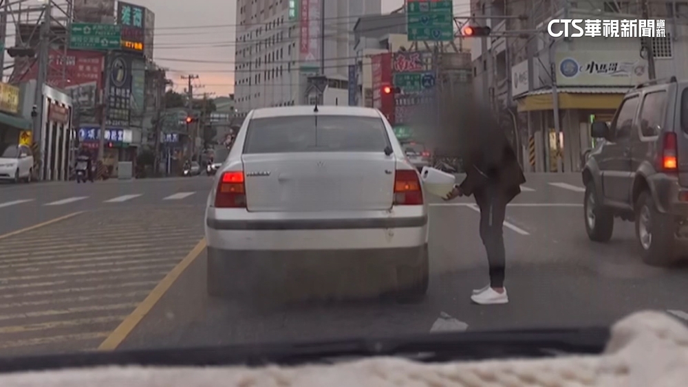 不管紅燈變綠燈！　駕駛站路中加油　妨礙交通恐挨罰