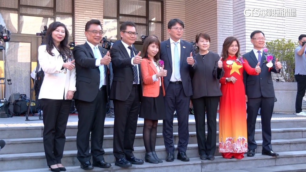 穿「越南國旗裝」就職挨轟！　立委麥玉珍：代表尊重