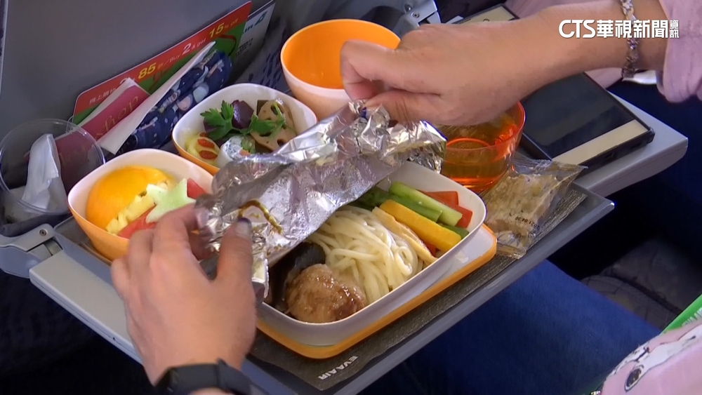 飛機餐吃不夠可續？　空服員：有客人不吃就能多給！