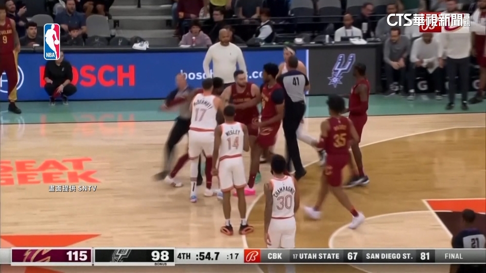 Mitchell遭肘擊動手反擊　騎士「火爆衝突」中勝出