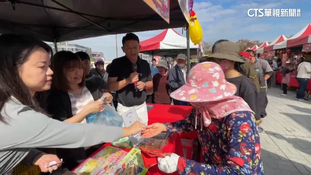 全鴨市價350只賣129！　雲林年貨大街民眾搶買