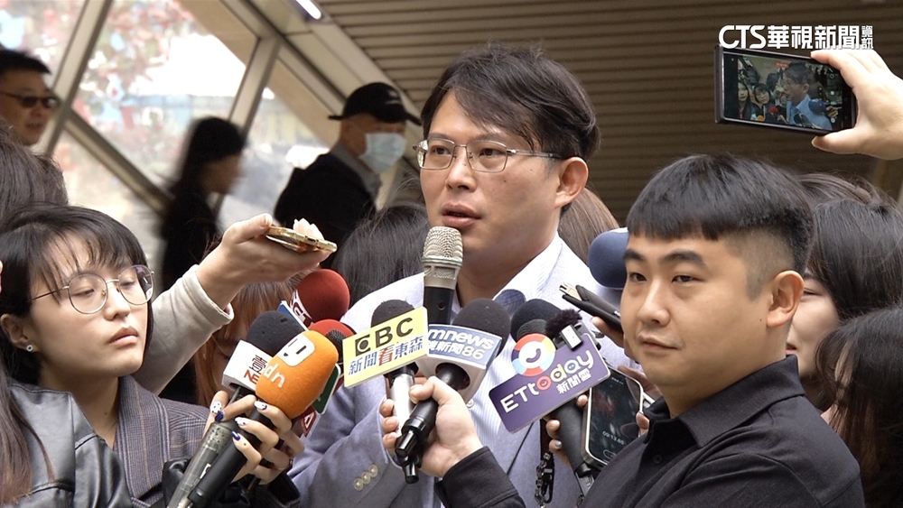 四叉貓緊盯黃國昌老家違建拆除進度　發現「拆除公司和板橋服務處地址相同」