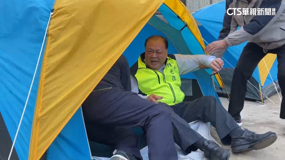 體驗垃圾場特殊異味　澎縣長陳光復夜宿搭帳篷