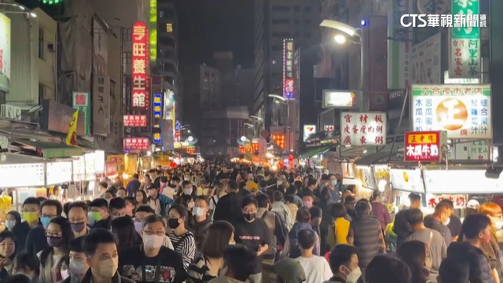 演唱會+小鴨人潮湧高雄　夜市人潮不斷延長營業