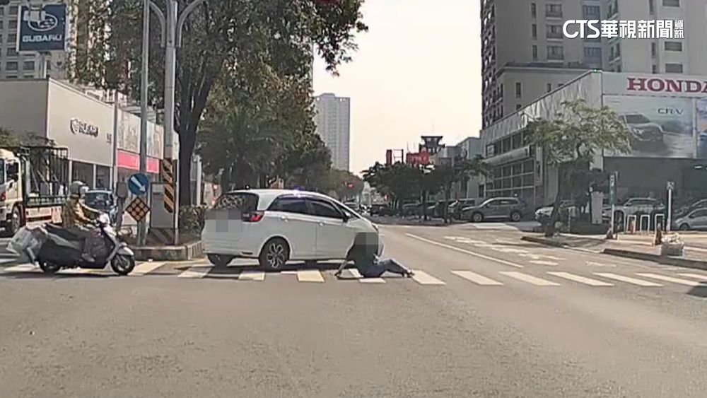 又見行人地獄？疑A柱擋視線　駕駛左轉撞飛行人