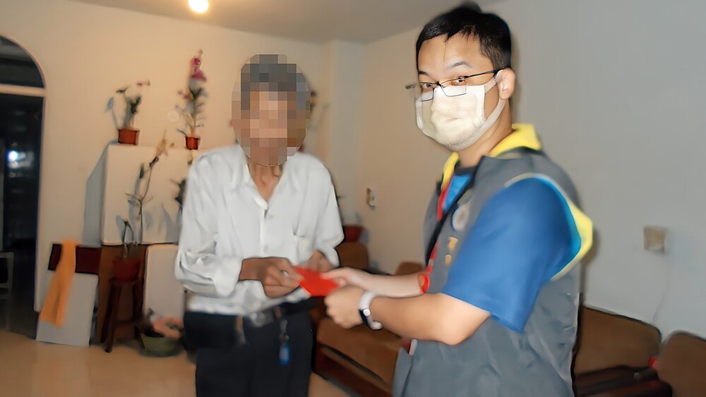 81歲獨居翁欠停車費「挨罰11萬」 高雄分署伸援手贈慰助金