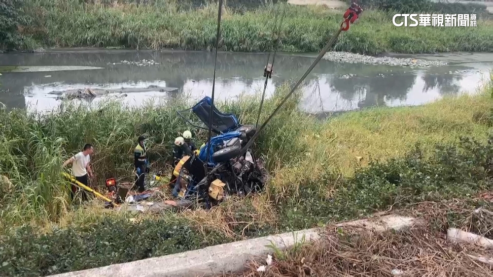 台76線貨車遭撞摔落30米高橋　父子雙雙不治