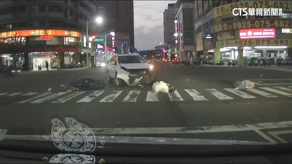 駕駛左轉疑未禮讓碰撞　直行機車情侶噴飛送醫