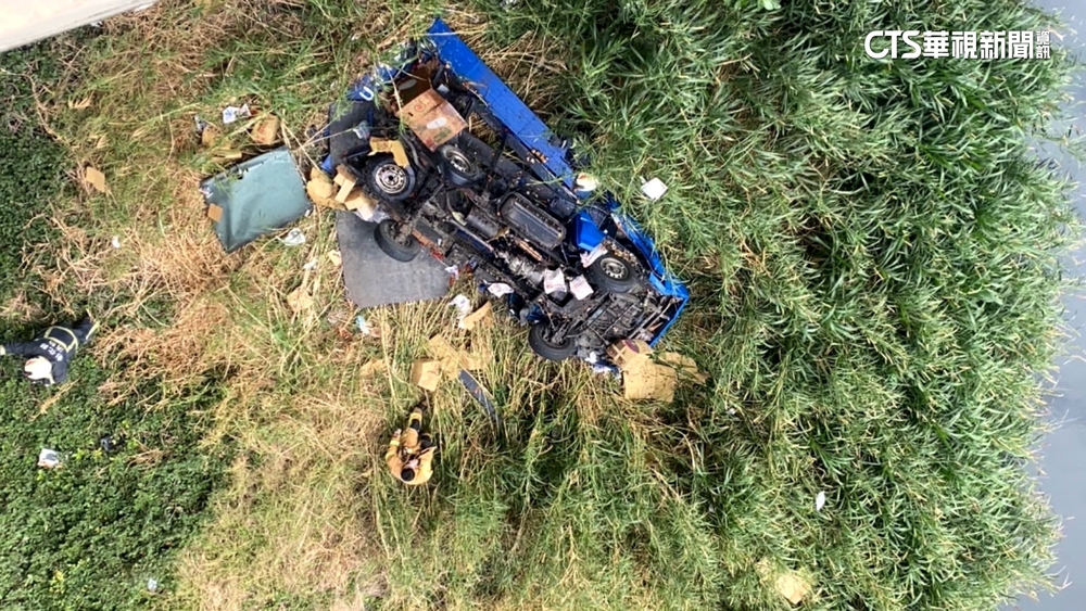 父子年前車禍墜橋雙亡　遺留求學2女.家屬難接受