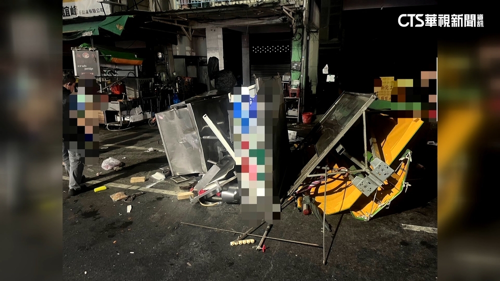 疑駕駛精神不濟　六合夜市攤車遭撞全毀