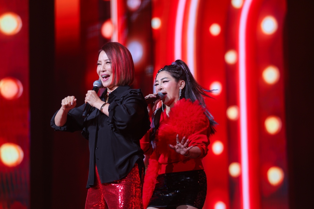 《WE ARE我們的除夕夜》在經典歌廳秀單元中，王彩樺(後)重現當年為葉璦菱(前)代唱橋段。