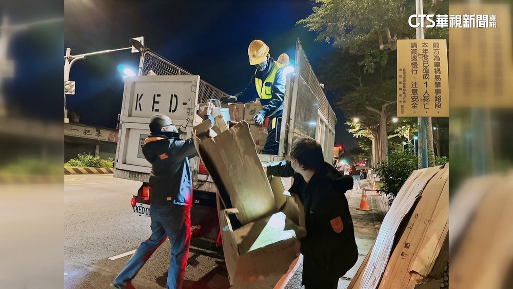 疑不滿垃圾車不停　男踹車又辱罵　桃市環保局提告