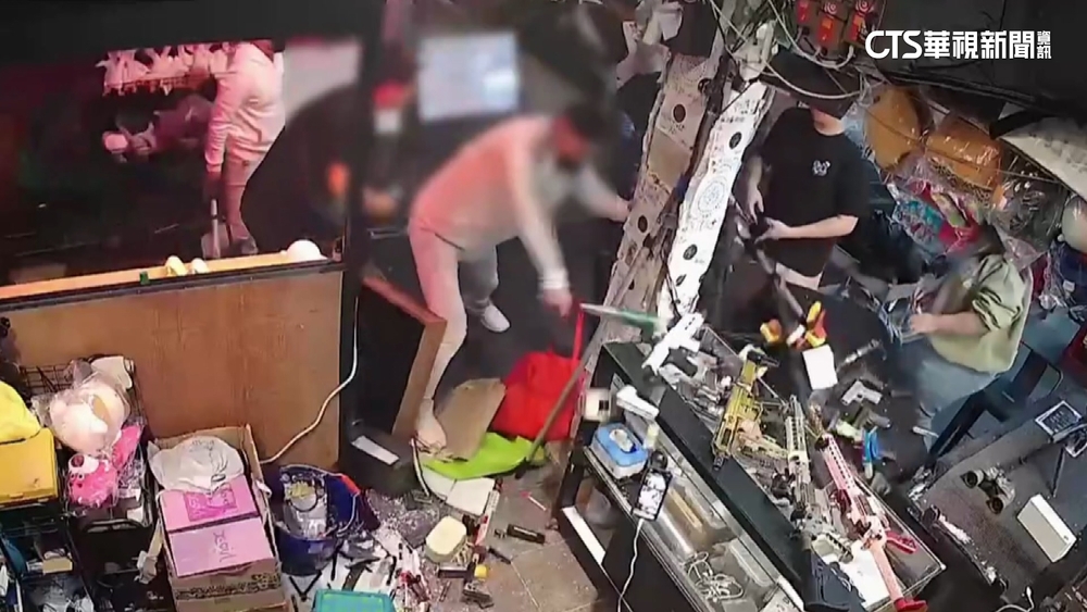 宮廟陣頭成員爆砸夜市攤位　觀光客被嚇壞