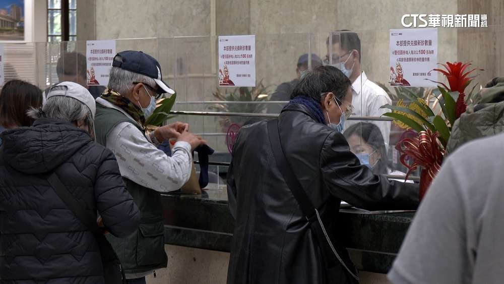 過年換新鈔包紅包　指定銀行湧現排隊人潮