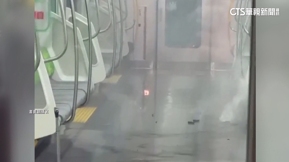 東京山手線電車冒濃煙　疑行動電源起火