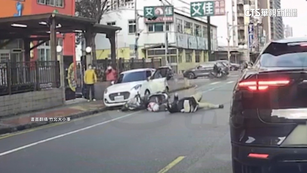 未兩段式開車門！　機車騎士遭「擊落」　後座孩倒地