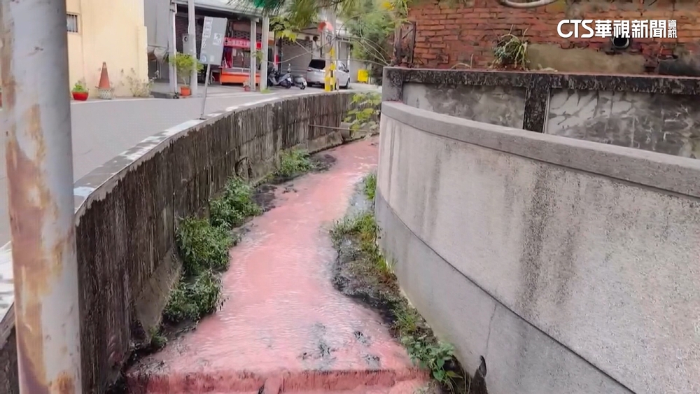 台中霧峰小溪變「草莓河」　業者亂倒油漆將挨罰