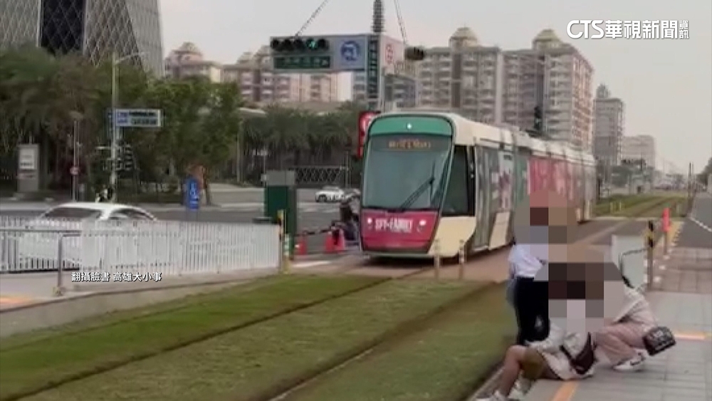 這樣太危險！違跨坐輕軌月台聊天　最高可罰7500元