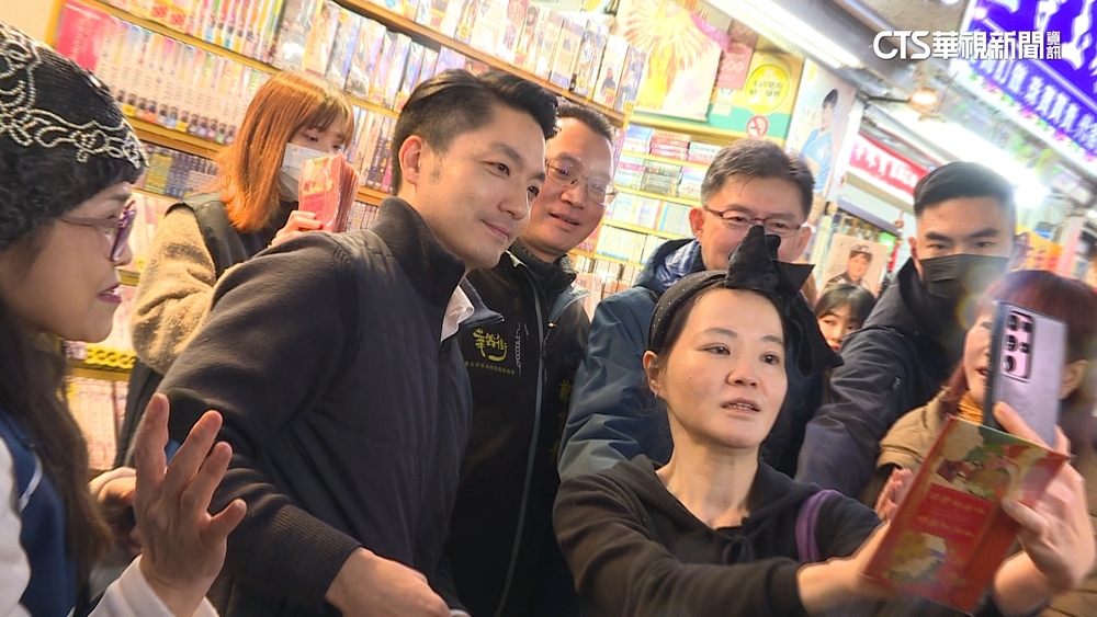 赴艋舺夜市拜年！　蔣萬安人氣旺攤商喊：選總統