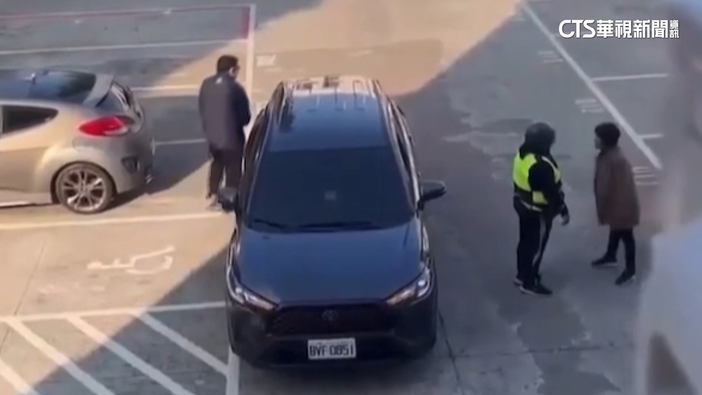 停車不想付錢！婦人為15元狂吼收費員：才停1分鐘