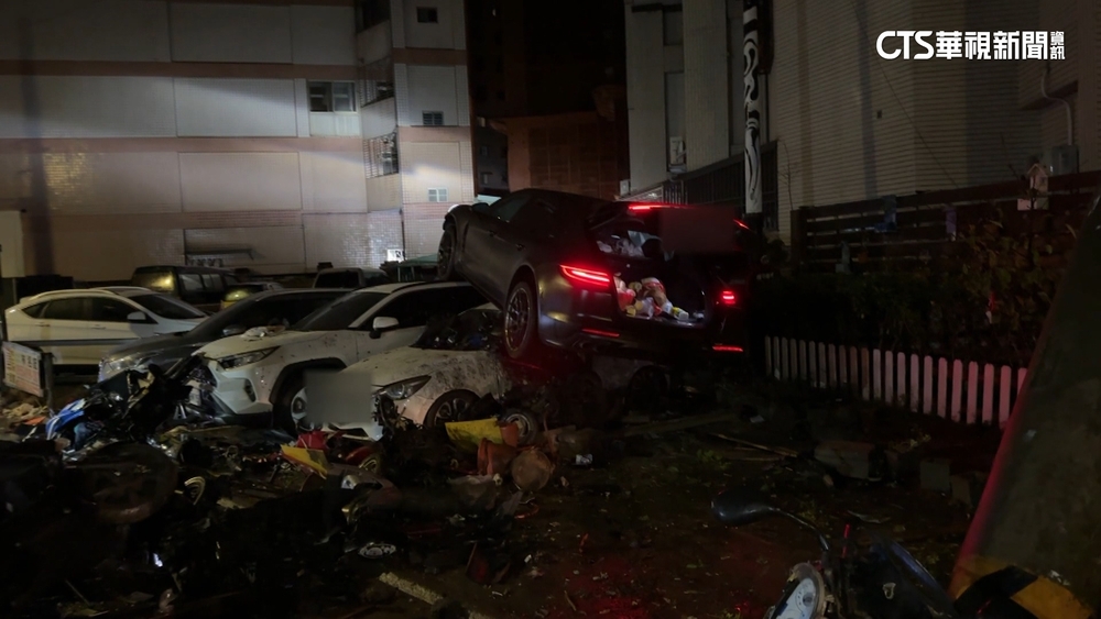 休旅車衝撞14車「卡車頂」　駕駛乘客趁亂逃跑