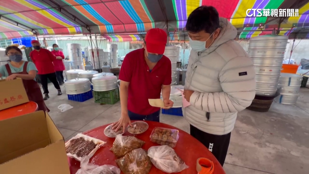 今晚圍爐團圓了！　各地採買年菜攤位大排長龍