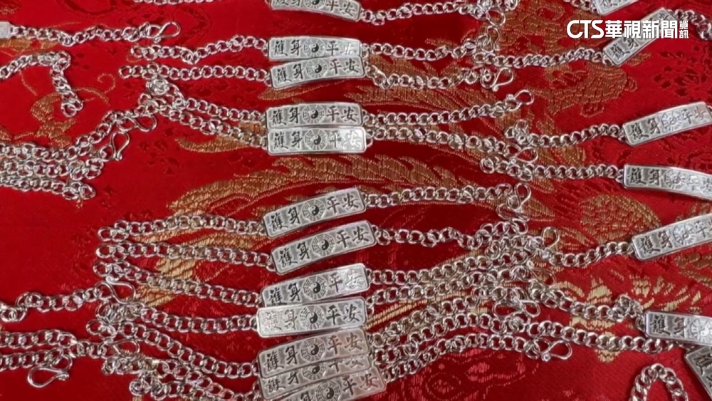 正統鹿耳門聖母廟「神帽銀手鍊」　信眾排12小時搶拿