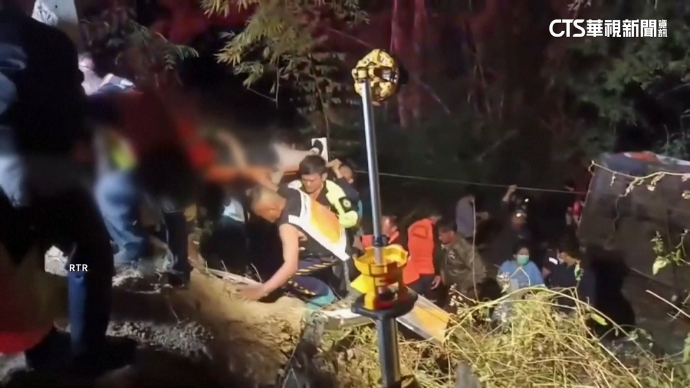 泰國夜豐頌府車禍　巴士墜谷至少釀13傷駕駛亡