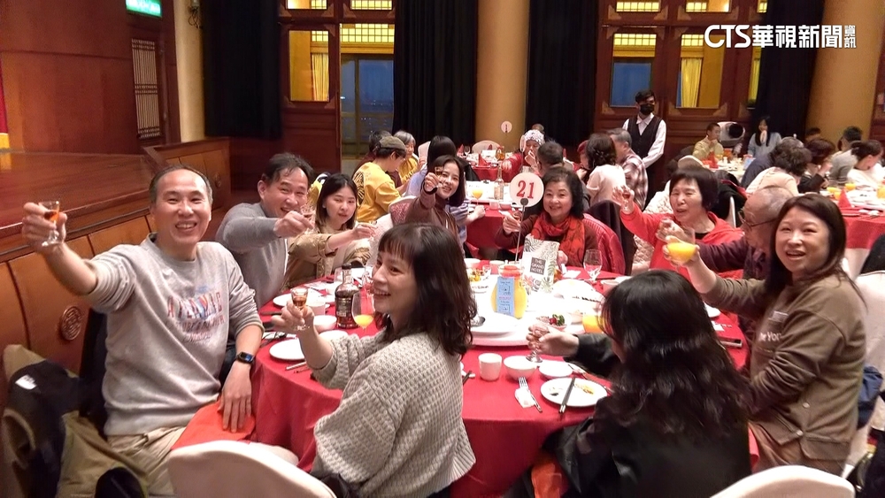 外出圍爐人氣旺　飯店推舞龍.打鼓表演民眾搶訂