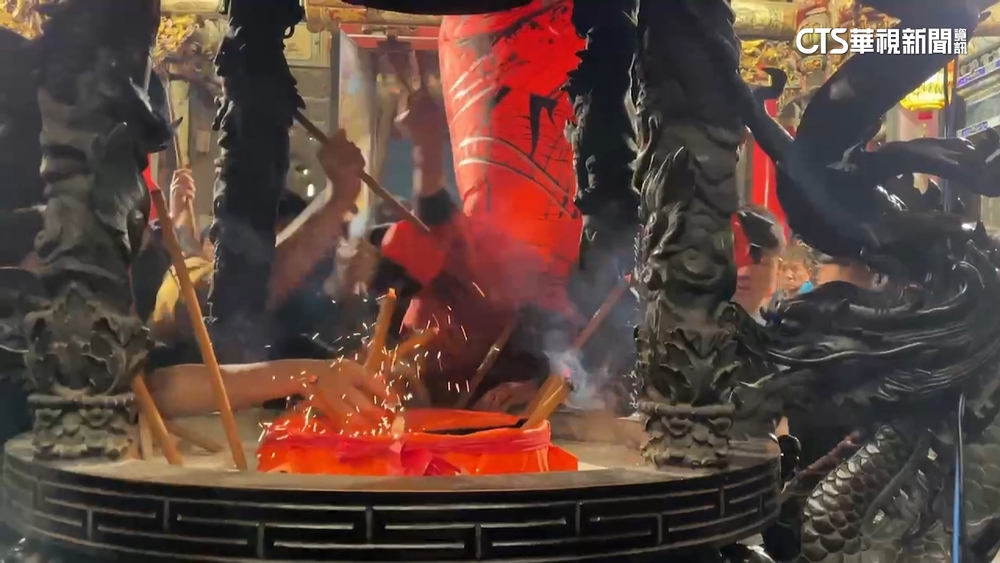 大年初一搶頭香　新港奉天宮由「男大生」搶下
