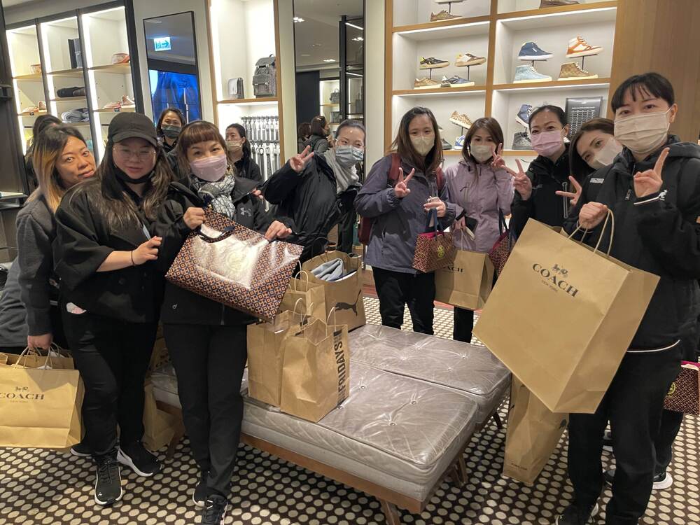 美容業者老闆包下精品店 帶員工買到手軟：多到快拿不動