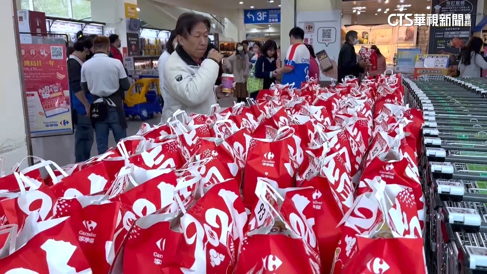 初一試手氣！　民眾排隊買福袋　人龍看不到盡頭