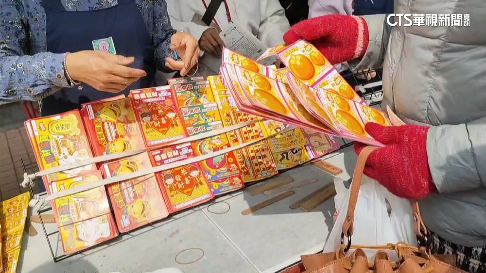 春節限定！逾10攤位聚集　嘉義「刮刮樂夜市」買氣旺