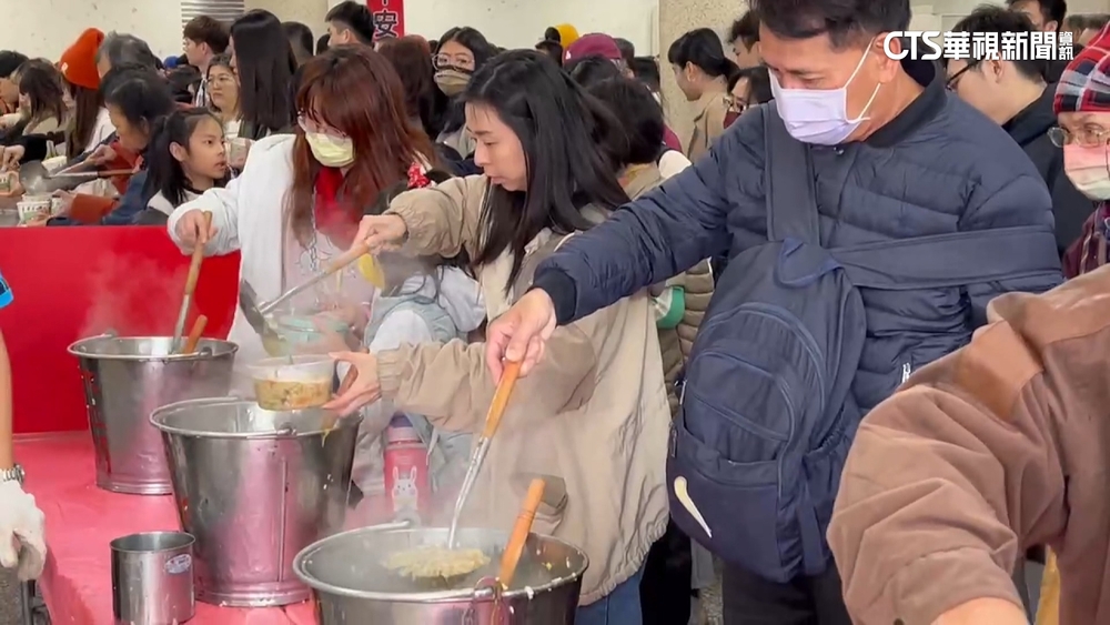 「宜蘭人的春節浪漫」！　民眾包遊覽車吃平安粥走春