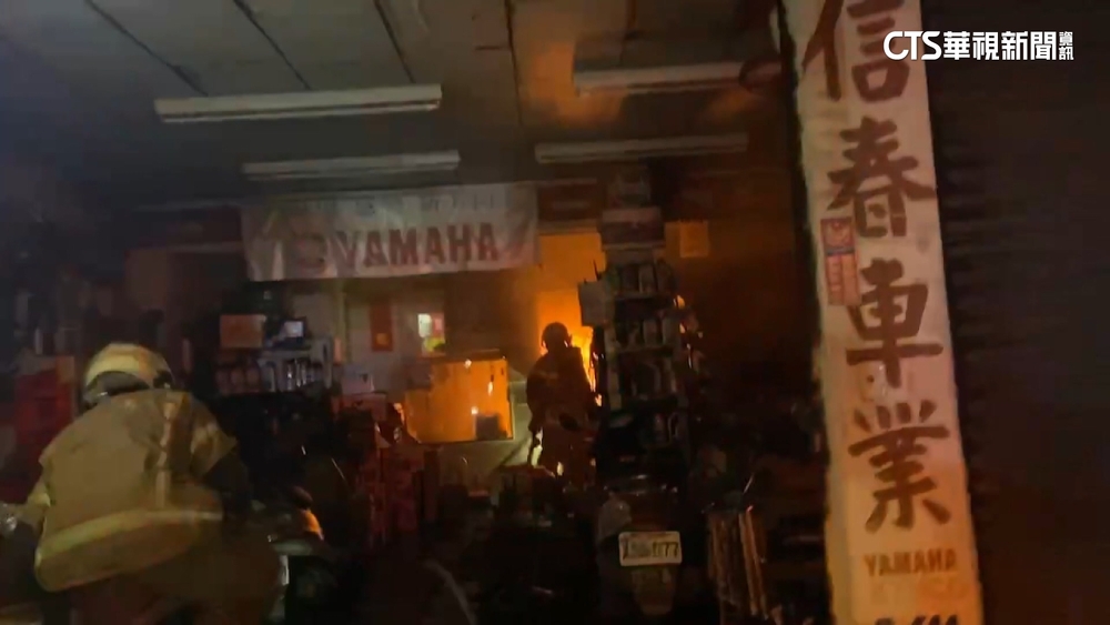 放炮惹禍？台南機車行大火　發現「高空煙火盒」