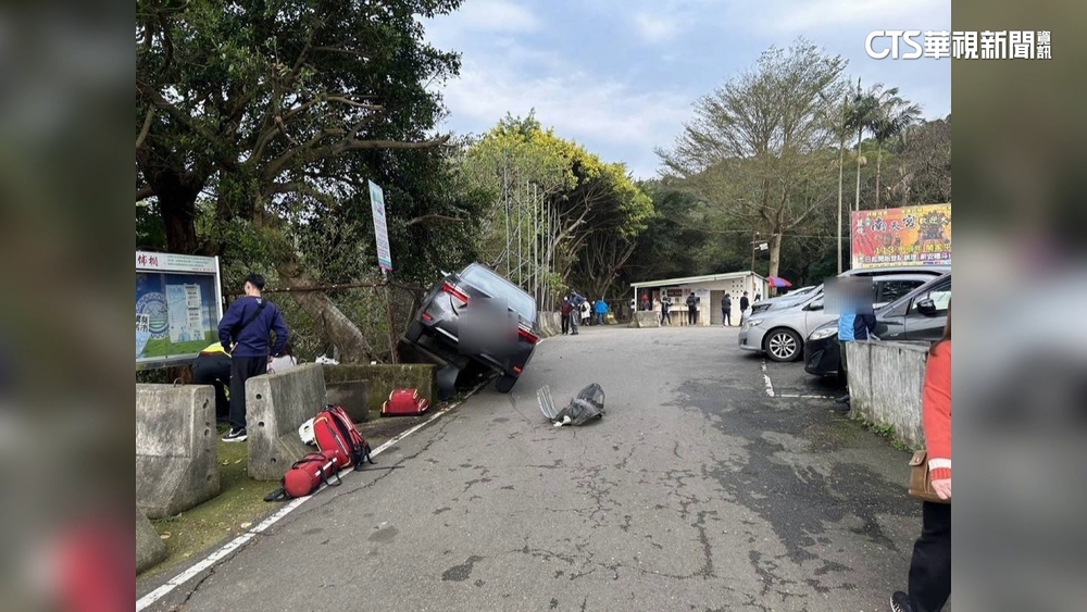 初一走春7旬翁誤踩油門　連撞3車傷及一對母子