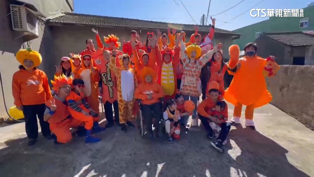 鹿港潘家變裝「橘趴」回娘家　尖叫雞.動漫創意十足